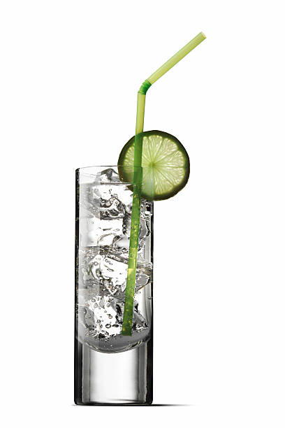 cocktails isolados: soda de lima e - cocktail drinking straw ice glass imagens e fotografias de stock