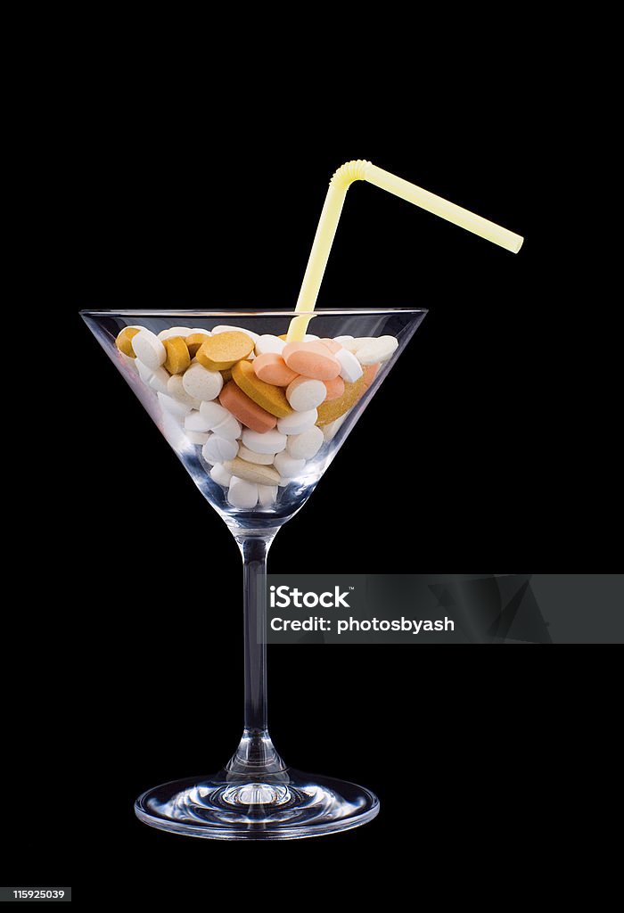 Paglia in un bicchiere da cocktail riempito con miscela di pillole pericolose - Foto stock royalty-free di Alchol