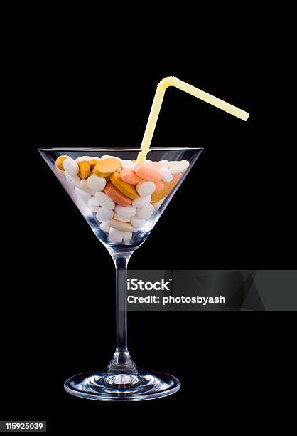 Paglia In Un Bicchiere Da Cocktail Riempito Con Miscela Di Pillole Pericolose - Fotografie stock e altre immagini di Alchol