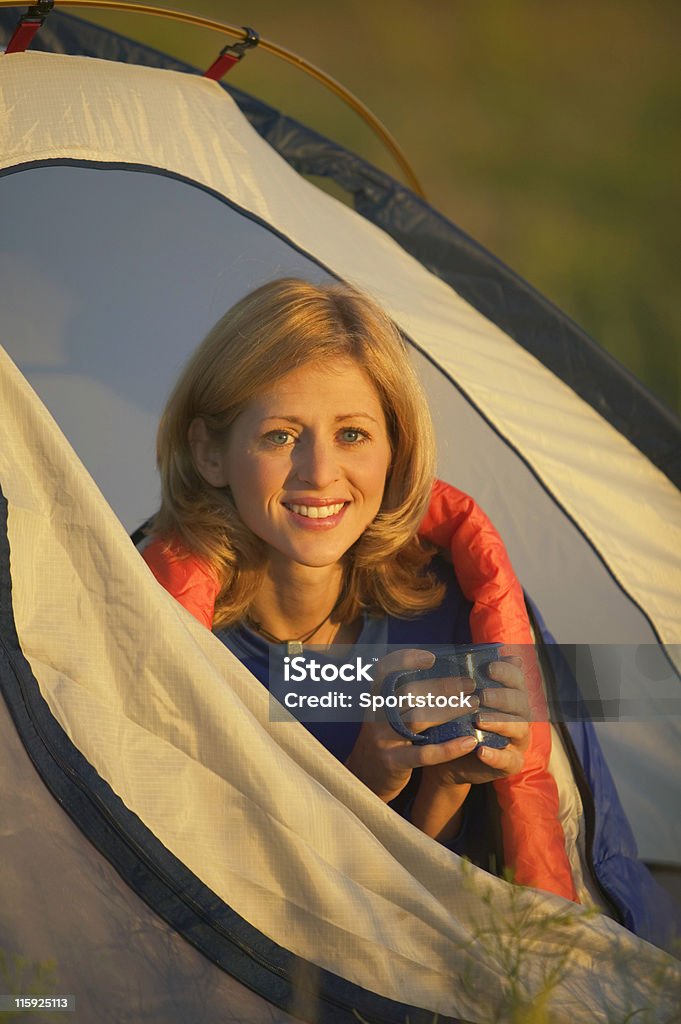Frau Camping mit Zelt - Lizenzfrei Alles hinter sich lassen Stock-Foto