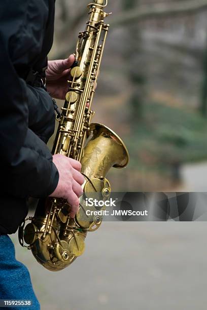 Músico Ambulante De Bass Saxofón Foto de stock y más banco de imágenes de Actuación - Representación - Actuación - Representación, Aire libre, Artista callejero