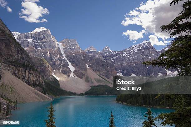 See Moraine Lake Stockfoto und mehr Bilder von Alles hinter sich lassen - Alles hinter sich lassen, Banff-Nationalpark, Baum