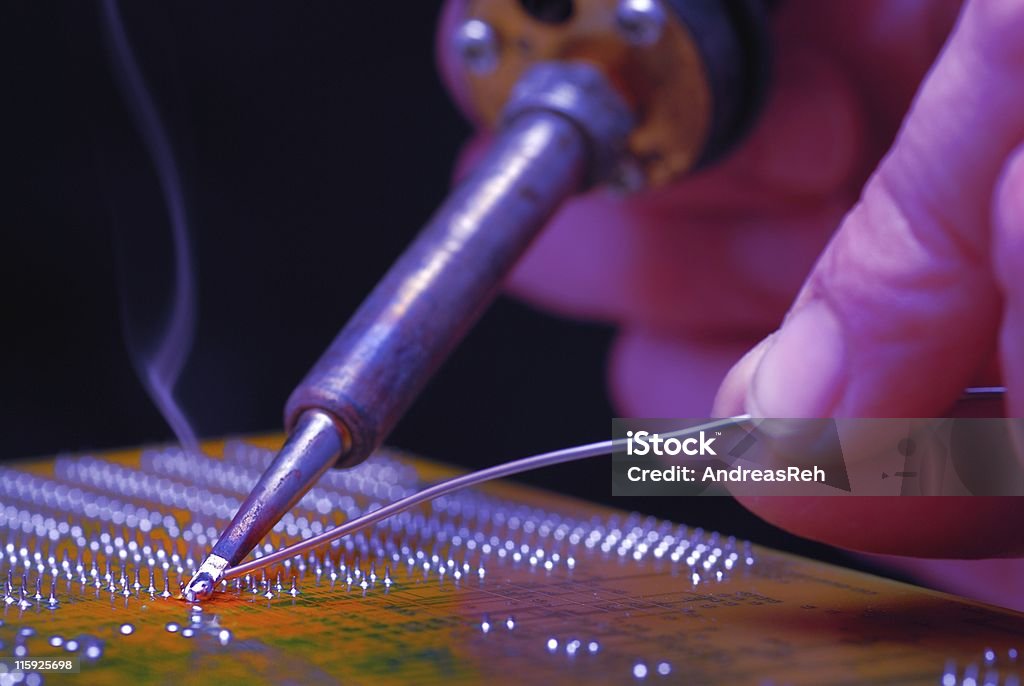 Placa de circuitos, soldadura (neón-azul de luz - Foto de stock de Soldado con estaño - Descripción física libre de derechos