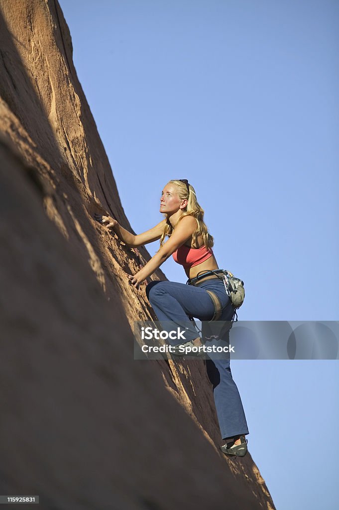 Hermosa mujer Rock Climbing - Foto de stock de Actividades y técnicas de relajación libre de derechos