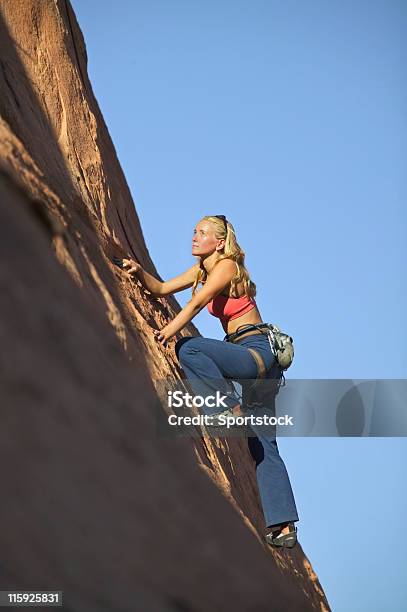 Hermosa Mujer Rock Climbing Foto de stock y más banco de imágenes de Actividades y técnicas de relajación - Actividades y técnicas de relajación, Adulto, Aferrarse