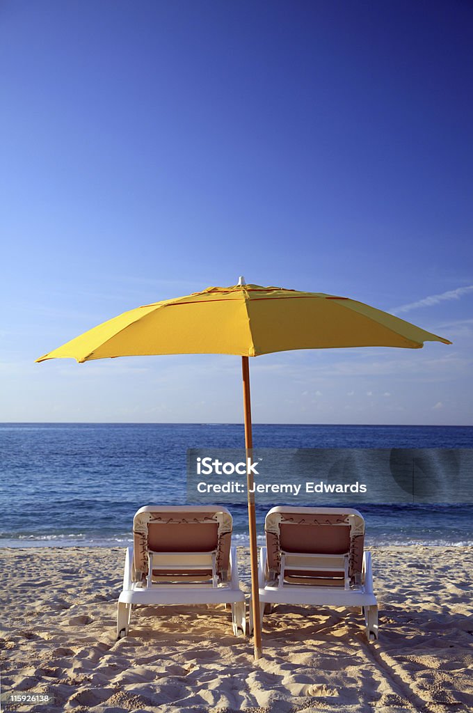 Sunchairs e guarda-chuva no Caribbean Beach - Foto de stock de Sombrinha de praia royalty-free