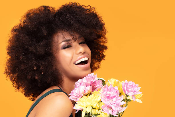 belleza afro mujer con flores frescas. - women spring sensuality fashion model fotografías e imágenes de stock