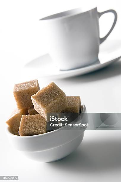 Sugar Cubes En Un Tazón Foto de stock y más banco de imágenes de Alimento - Alimento, Asistencia sanitaria y medicina, Azúcar