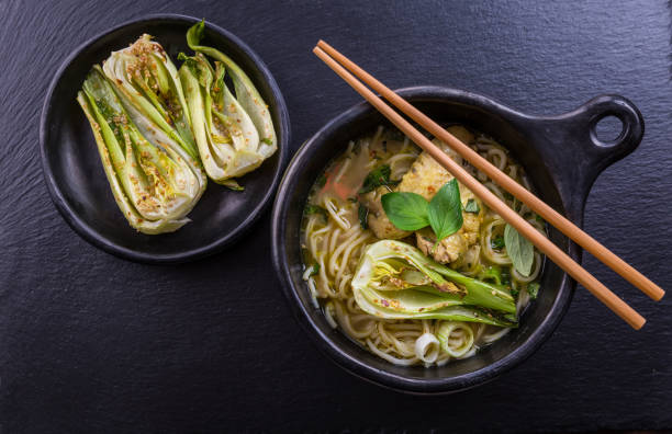 sopa de pollo de curry verde tailandés caliente con pak choi y moshrooms - bok choy fotografías e imágenes de stock