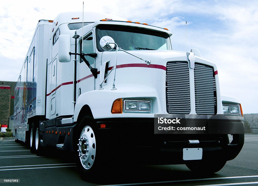 Semi-camion: Inquadratura dal basso - Foto stock royalty-free di Camion articolato