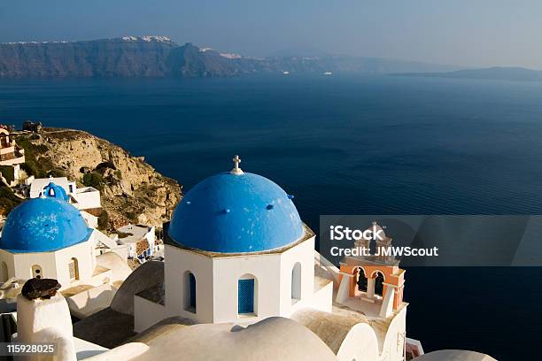 Cupola Blu Chiesa A Santorini - Fotografie stock e altre immagini di A forma di croce - A forma di croce, Acqua, Ambientazione esterna