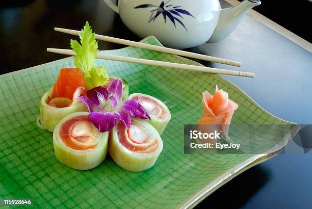 Sushi - Fotografie stock e altre immagini di Alimentazione sana - Alimentazione sana, Bacchette cinesi, Cetriolo