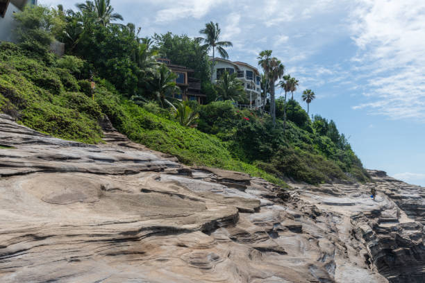 beautiful spitting cave of portlock vista on oahu, hawaii - hawaii islands tropical climate mountain residential structure imagens e fotografias de stock