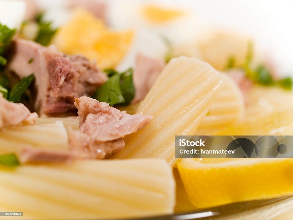 Pasta Collection-Makkaroni mit Thunfisch - Lizenzfrei Basilikum Stock-Foto