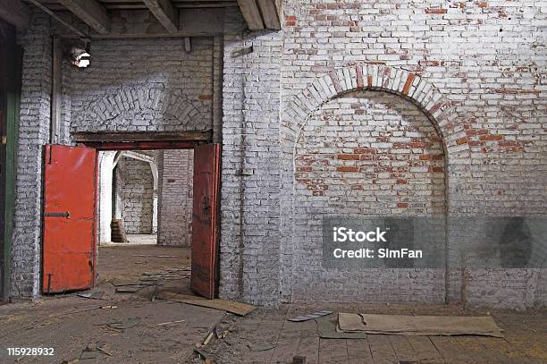 Abandonado Edifício De Armazém - Fotografias de stock e mais imagens de Abandonado - Abandonado, Abrigar-se, Abrigo Anti-Bombas