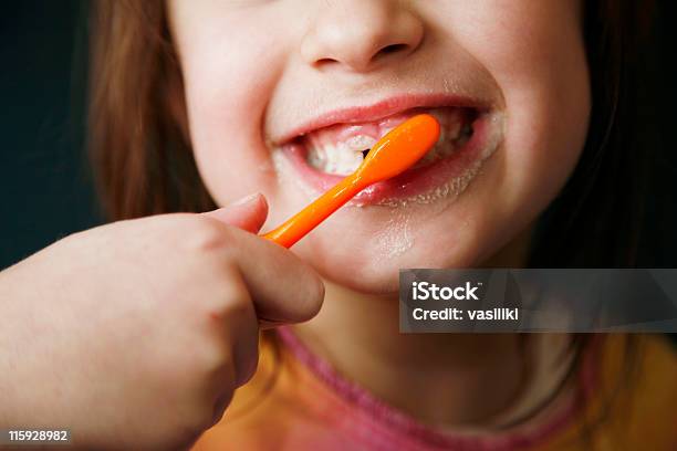 Escovar Os Dentes Com Um Sorriso - Fotografias de stock e mais imagens de Boca Humana - Boca Humana, Casa de Banho Doméstica, Criança