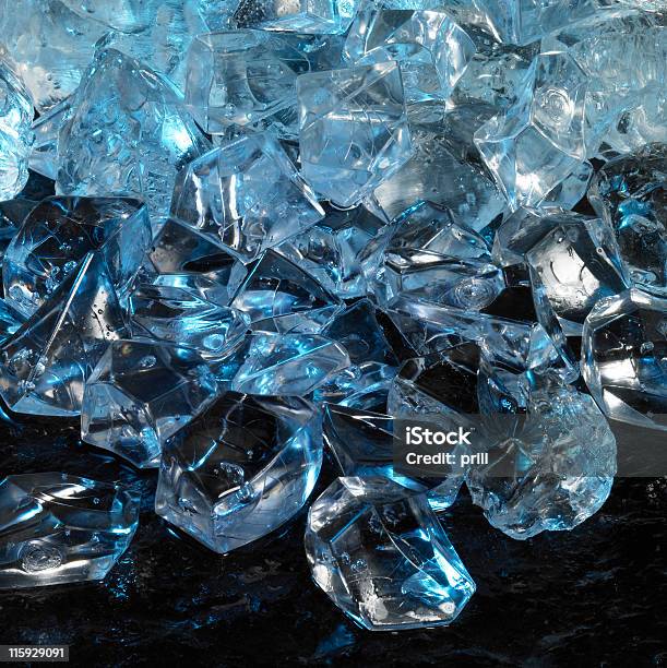 Синий Иллюминация Кубики Льда — стоковые фотографии и другие картинки Блестящий - Блестящий, Блок, Вертикальный