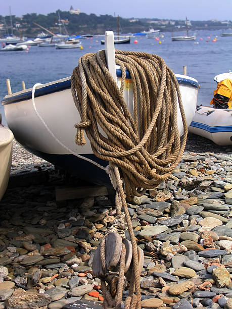 лодка на пляже - cadaques rowing costa brava skiff стоковые фото и изображения