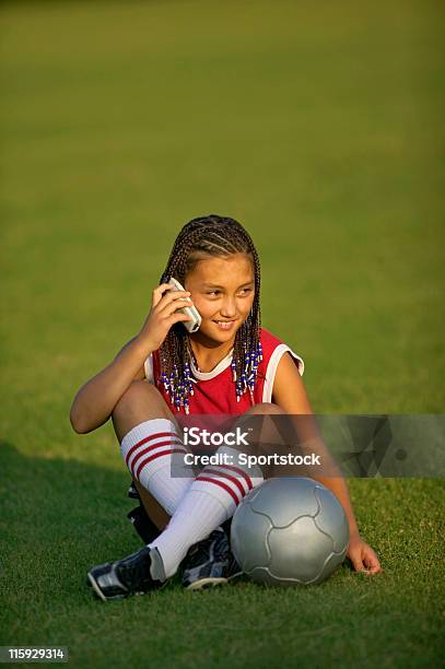 Adolescente Com Telefone Celular No Campo De Futebol Futebol - Fotografias de stock e mais imagens de 14-15 Anos