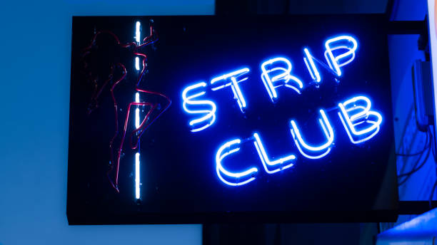filles strip-tease club bleu néon signe et silhouette de femme - peep show photos et images de collection