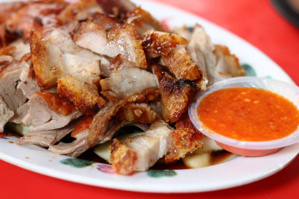maiale arrosto cinese con salsa piccante al peperoncino, uno dei cibi popolari a petaling street a chinatown di kuala lumpur, malesia. - hokkien foto e immagini stock