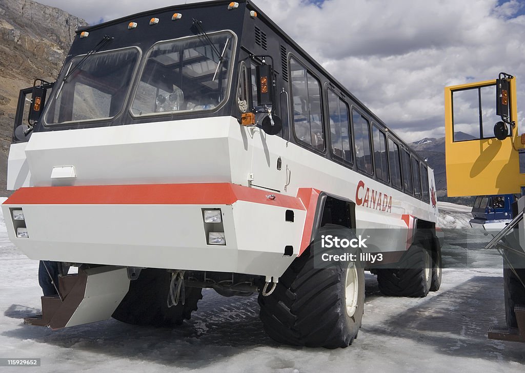大きな snowmobiles - Winterdienstのロイヤリティフリーストックフォト