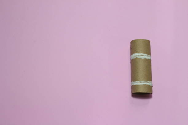 Toilet paper roll ran out. It`s a metaphor about couples, business, half feelings and emptiness It`s a metaphor about couples, business, half feelings and emptiness preening stock pictures, royalty-free photos & images