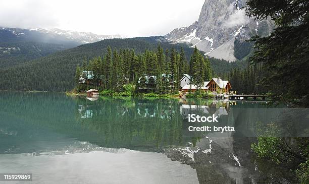 See Emerald Lake Stockfoto und mehr Bilder von Blockhütte - Blockhütte, Wald, Hotel