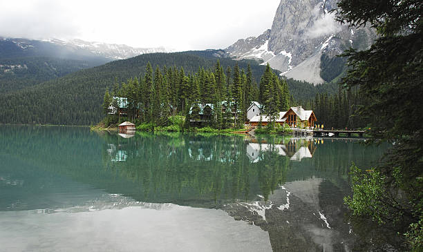 lago esmeralda - british columbia canada lake emerald lake imagens e fotografias de stock