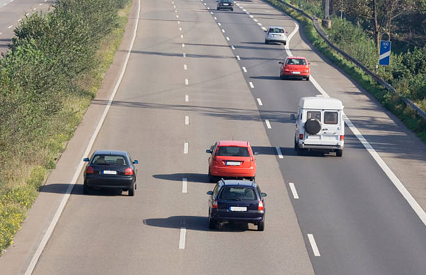 conducir sin la distancia reglamentaria en tres carriles autobahn - overtake fotografías e imágenes de stock