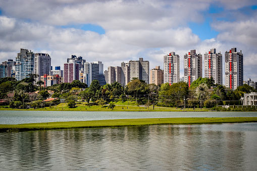 Parque Barigui, Curitiba, Brasil. Vista de varios edificios. Lago photo