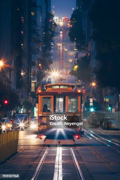 Klassischer Blick Auf Historische Traditionelle Seilbahnen Die Nachts Auf Der Berühmten California Street Mit Stadtbeleuchtung Fahren San Francisco Kalifornien Usa Stockfoto und mehr Bilder von San Francisco