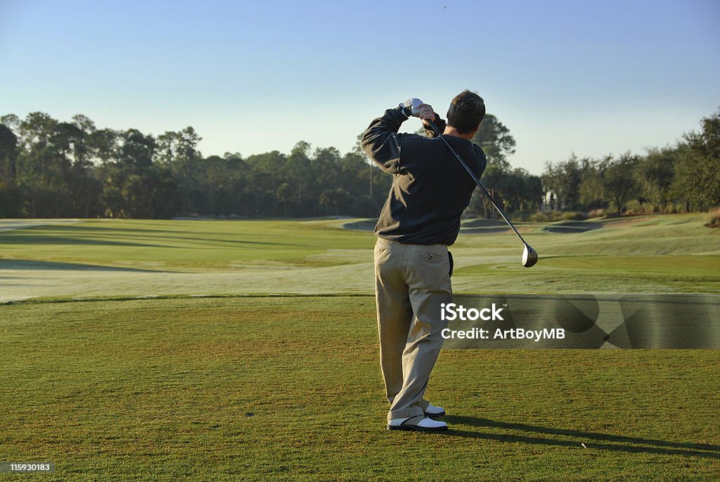 Pallina da Golf in volo - Foto stock royalty-free di Golf