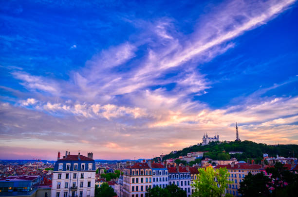 lyon, frankreich und die basilika notre-dame de fourviére - basilika notre dame de fourvière stock-fotos und bilder