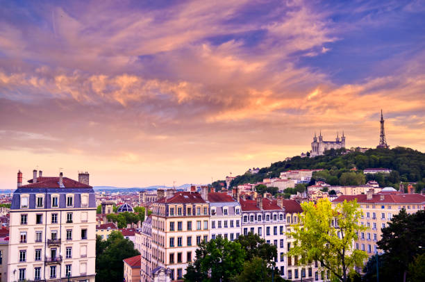 lyon, frankreich und die basilika notre-dame de fourviére - basilika notre dame de fourvière stock-fotos und bilder