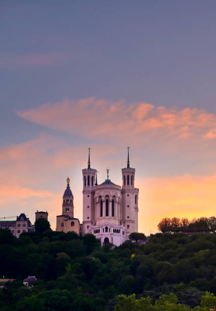 lyon, frankreich und die basilika notre-dame de fourviére - basilika notre dame de fourvière stock-fotos und bilder