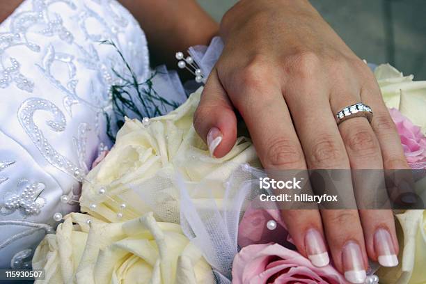 Braut Mit Bouquet Von Hand Stockfoto und mehr Bilder von Blume - Blume, Blumenbouqet, Braut