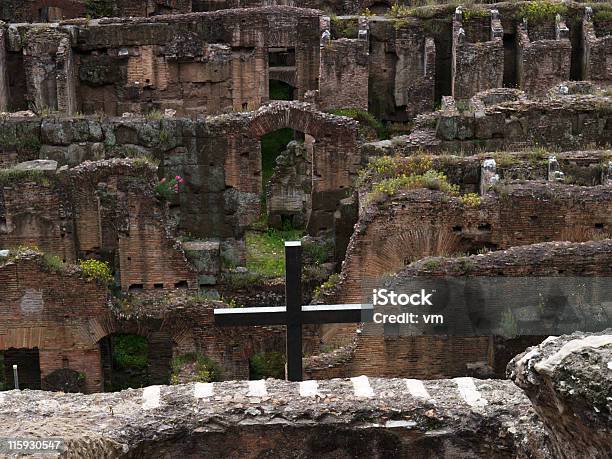 Colosseum In Rome Foto de stock y más banco de imágenes de Anfiteatro - Anfiteatro, Antiguo, Arqueología