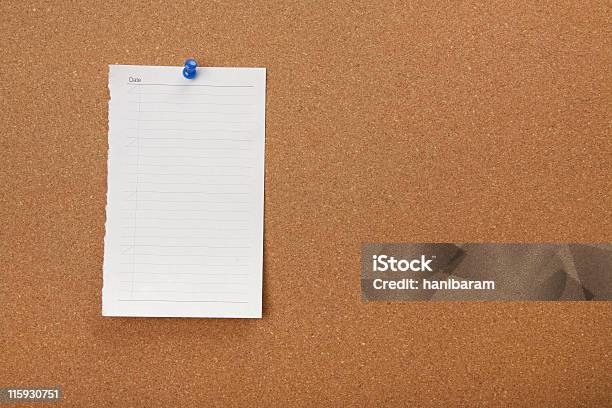 Placa De Cortiça Em Branco De Papel - Fotografias de stock e mais imagens de Papel - Papel, Parede, Caderno de notas