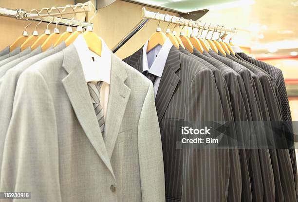 Adecuado Para La Venta Foto de stock y más banco de imágenes de Traje - Traje, Hombres, Colgador