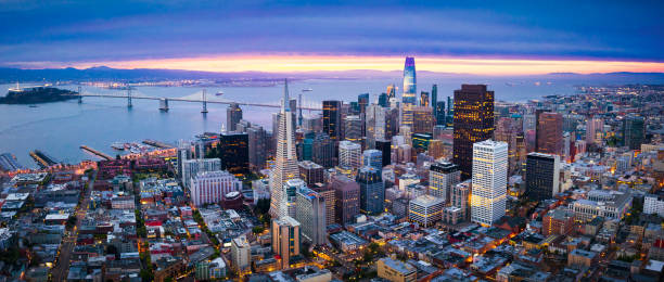 luftaufnahme der skyline von san francisco bei sunrise - golden gate bridge san francisco county san francisco bay bay stock-fotos und bilder