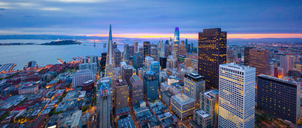 vista aerea dello skyline di san francisco all'alba - golden gate bridge san francisco county bridge city foto e immagini stock