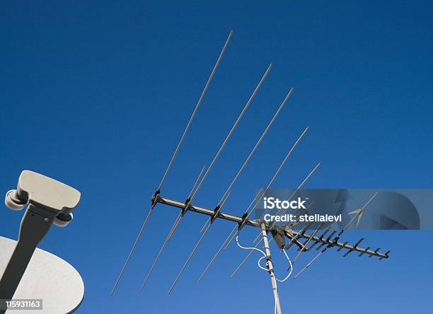 Antena De Televisión Foto de stock y más banco de imágenes de Antena - Aparato de telecomunicación - Antena - Aparato de telecomunicación, Antena de televisión, Antena parabólica