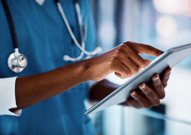 eliminating delays in patient care with digital technology - modern medicine imagens e fotografias de stock