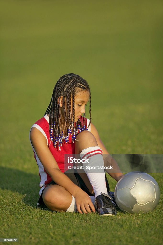 Chica joven mirando triste en campo de fútbol - Foto de stock de Deporte libre de derechos