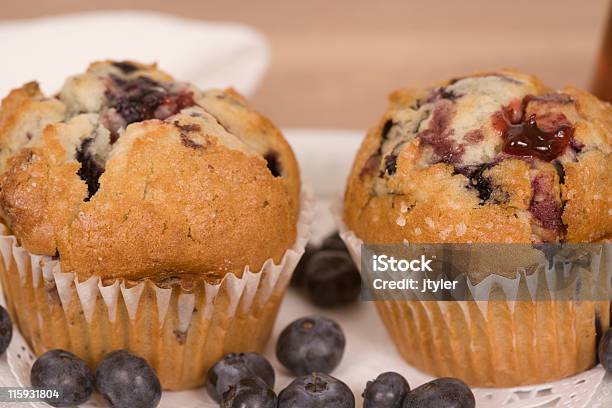 Muffins De Mirtilo - Fotografias de stock e mais imagens de Alimentação Saudável - Alimentação Saudável, Assado no Forno, Dois Objetos