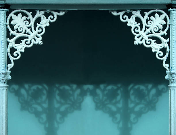観賞用のエントランスの背景。 - ornate fleur de lys wrought iron corner ストックフォトと画像
