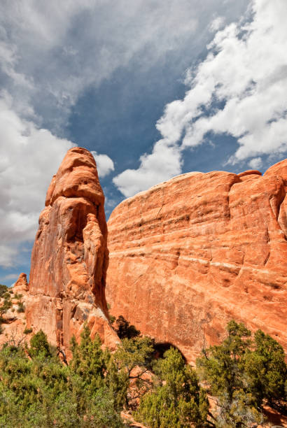 Rock Fin and Wall of Sandstone Devil's Garden is an area of uncommon beauty featuring natural sandstone arches, walls and rock fins.  Devil's Garden is in Arches National Park near Moab, Utah, USA. jeff goulden arches national park stock pictures, royalty-free photos & images