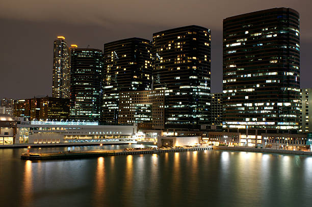 Arranha-céus de Hong Kong à noite - fotografia de stock