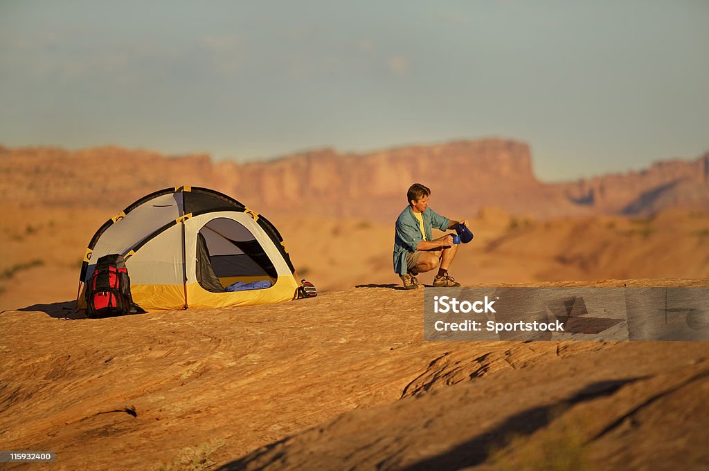 Homem Acampar no deserto perto Moab, Utah - Royalty-free Acampar Foto de stock